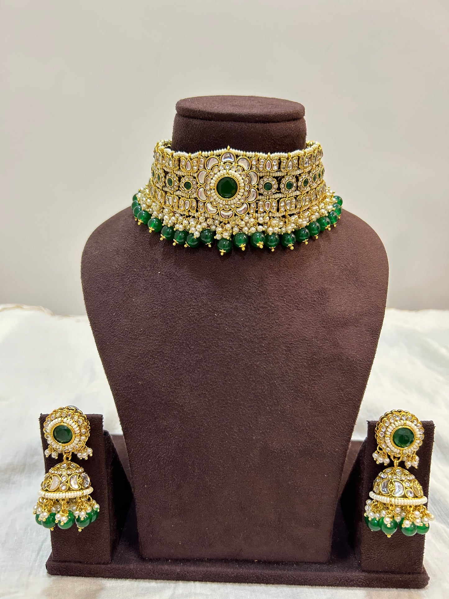Aura Kundan set